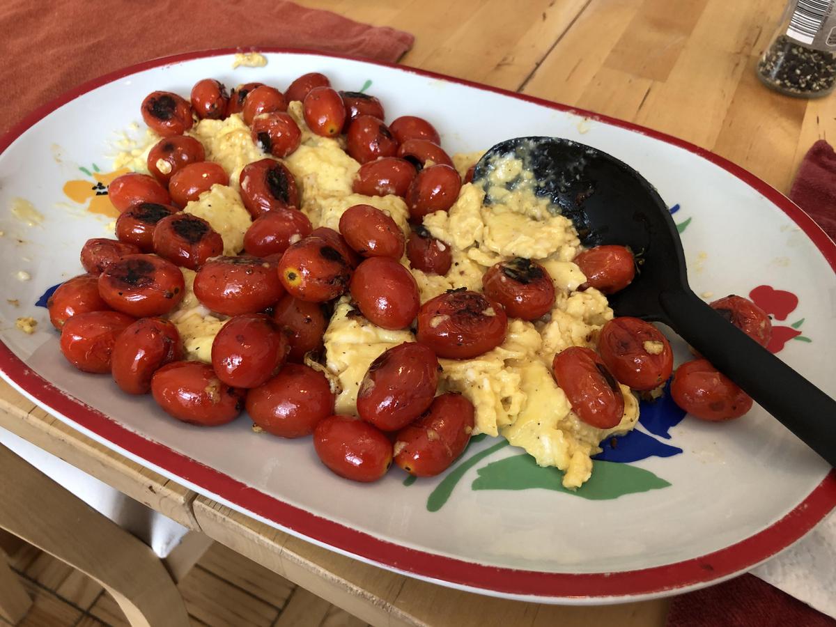 cheesy_cheeseless_scrambled_eggs_with_burst_cherry_tomatoes.jpeg